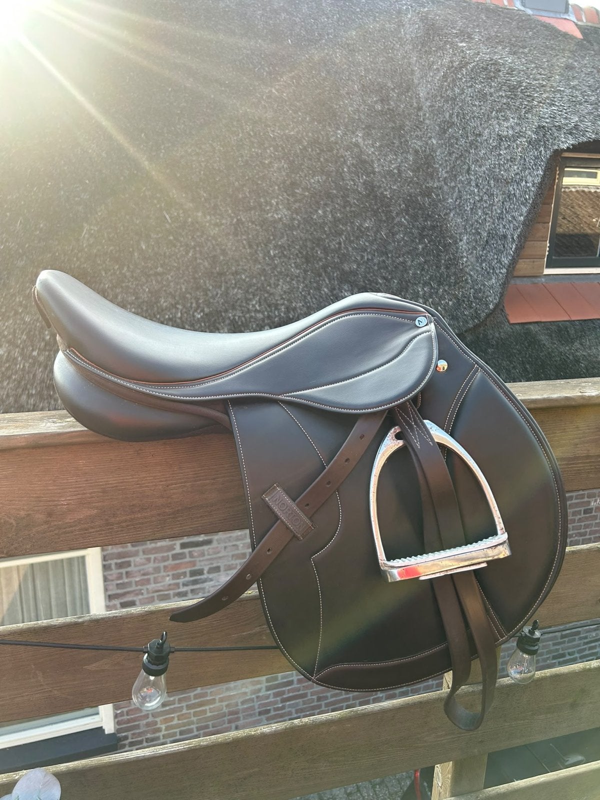Norton springzadel, zo goed als nieuw !, Dieren en Toebehoren, Vlakke zit, Overige merken, M (17 inch), Inclusief stijgbeugels