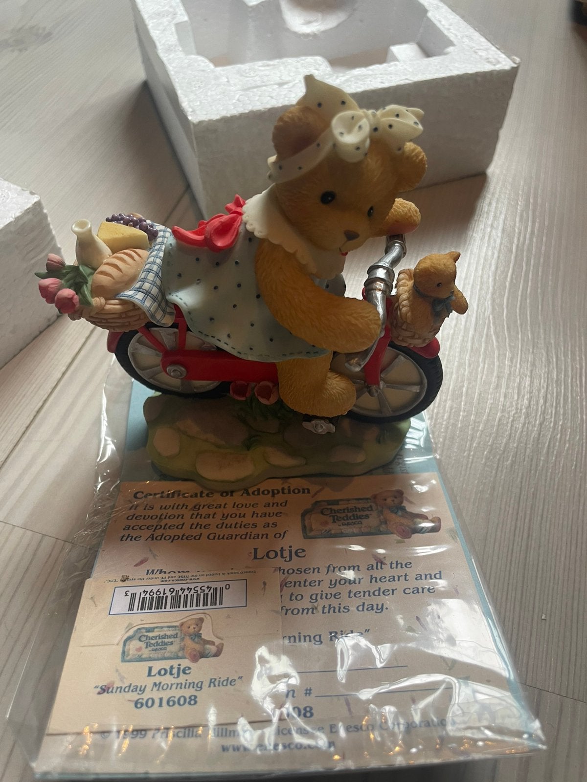 Cherished Teddies Lotje #601608 – “Sunday Morning Ride”, Verzamelen, Ophalen of Verzenden, Zo goed als nieuw, Beeldje, Cherished Teddies