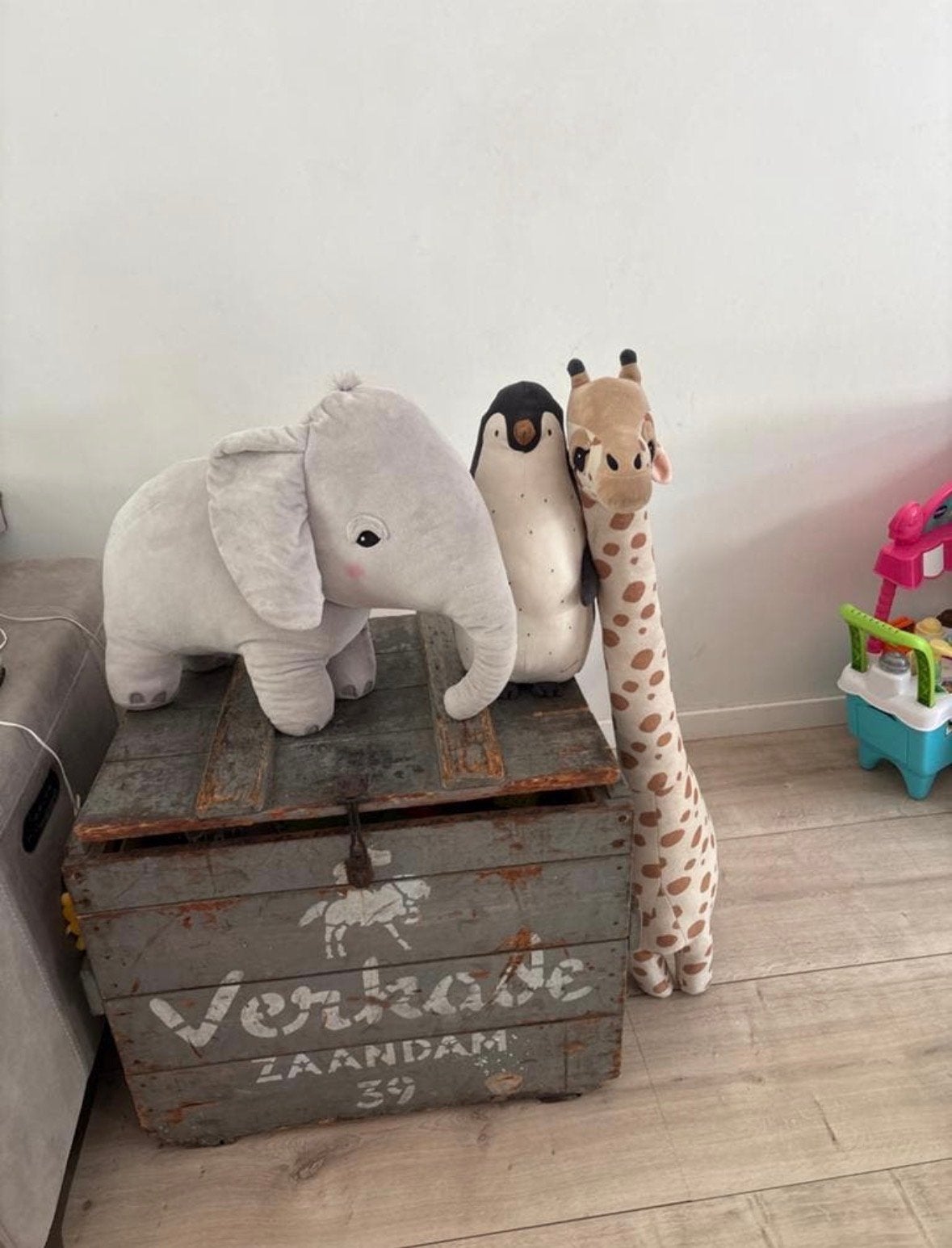 Grote knuffels: Olifant, Pinguïn en Giraf, Ophalen, Grijs, Zo goed als nieuw, Middelgroot (20 tot 80 cm)