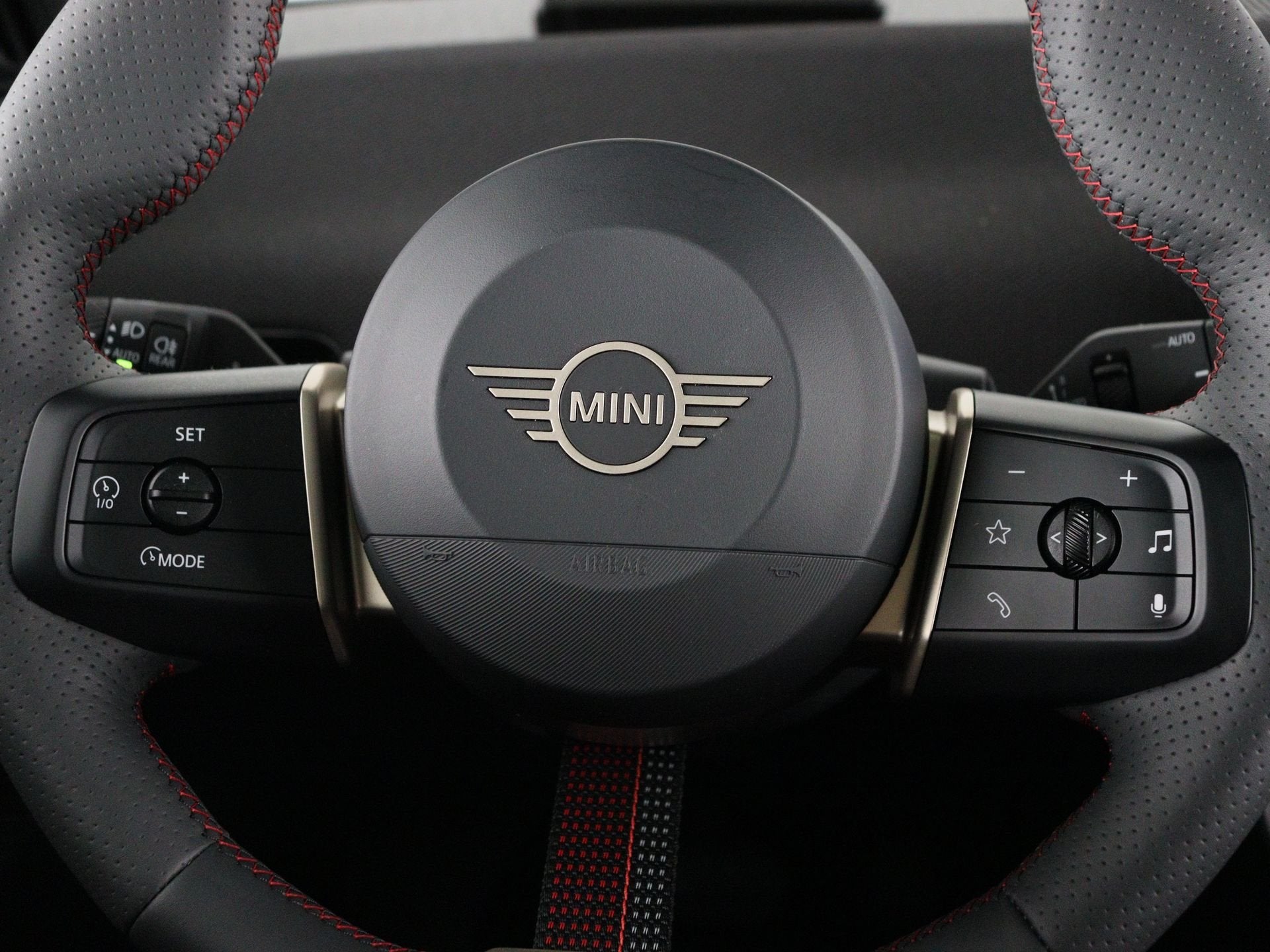 MINI Cooper E John Cooper Works Pakket L (bj 2025), Dealer onderhouden, Gebruikt, Zwart, Met garantie (alle)