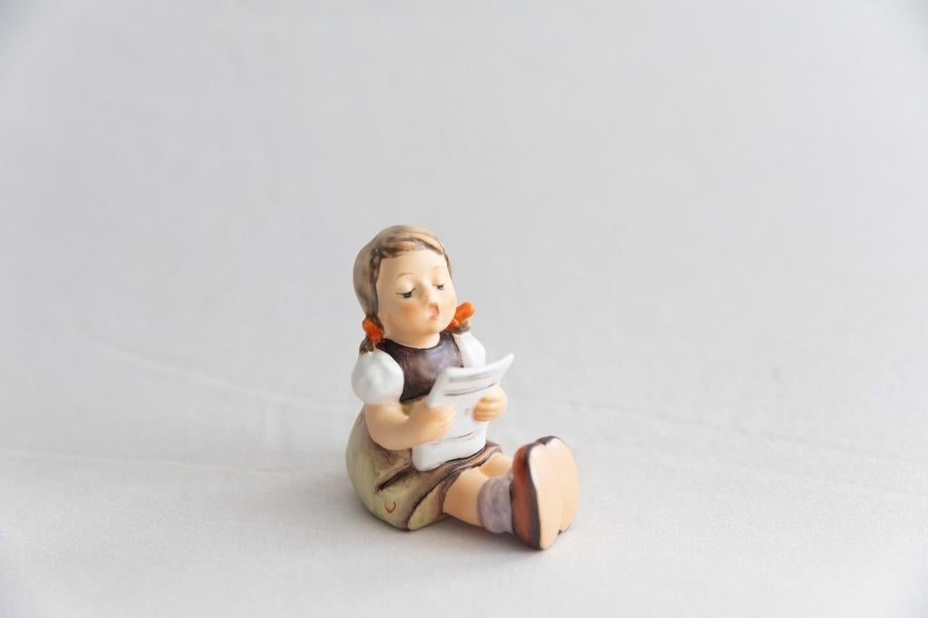 Goebel Hummel Meisje met bladmuziek #735, 6 cm, met doosje, Ophalen of Verzenden