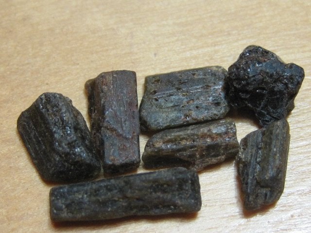 min. 7 ruwe edelstenen ZWARTE TOERMALIJN (1), Verzenden, Mineraal