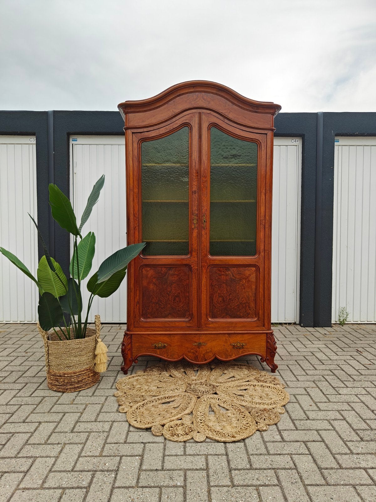 Klassieke wortelnoten vitrinekast/servieskast Louis XV stijl, Antiek en Kunst, Ophalen