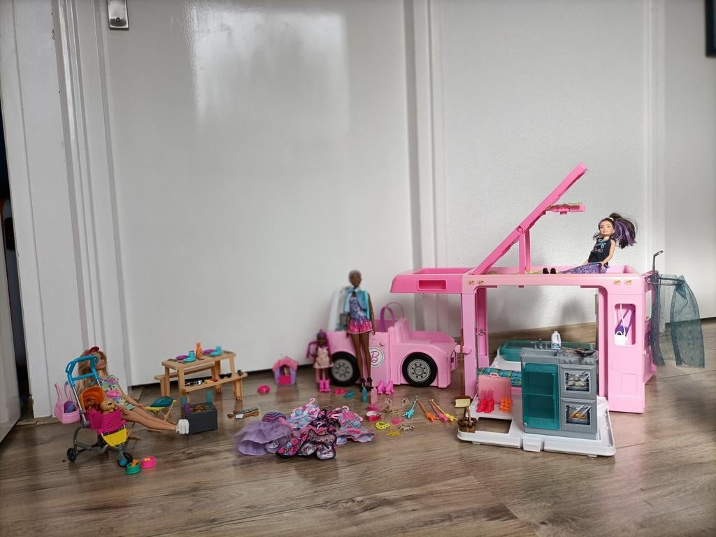 Barbie camper met extra accessoires en barbies, Ophalen, Gebruikt, Barbie