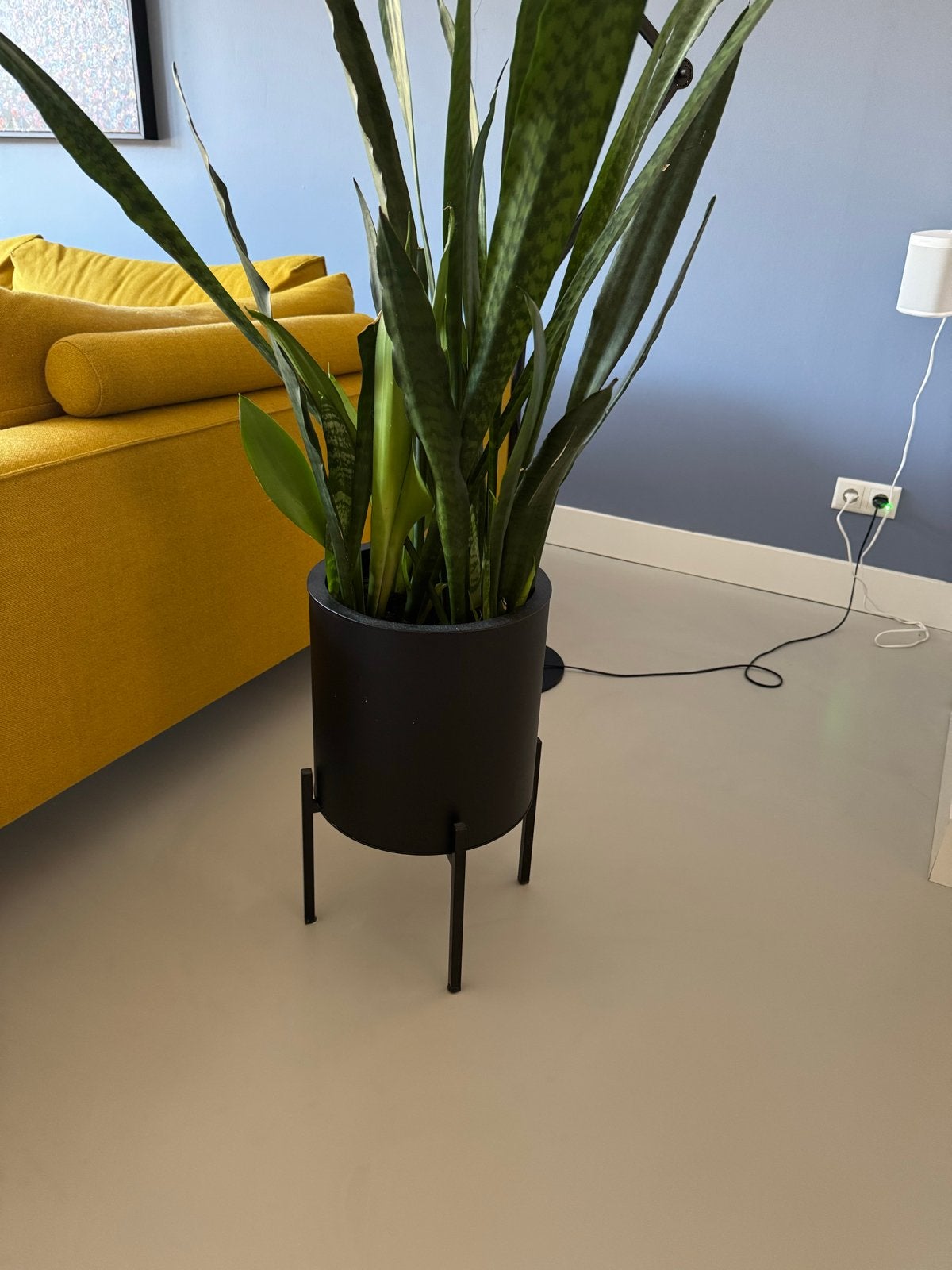 Zwarte bloempot met standaard - Modern design, Rond, Binnen, Zo goed als nieuw, Metaal