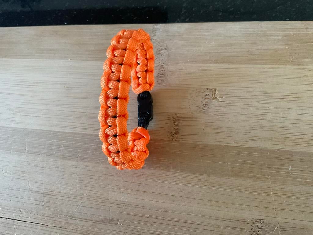 Oranje Paracord Armband met Zwarte Sluiting. WK voetbal., Ophalen of Verzenden, Nieuw, Oranje, Overige materialen