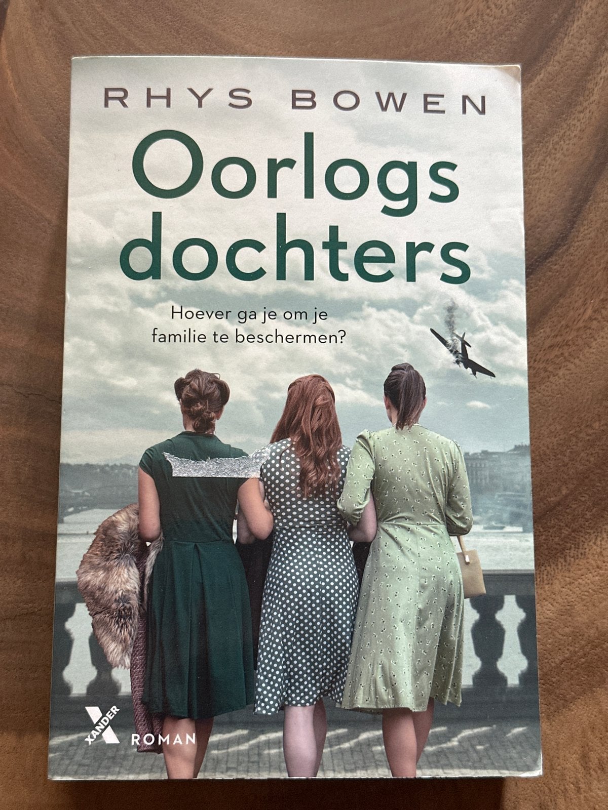 Oorlogsdochters - Rhys Bowen (Roman), Boeken, Romans, Ophalen of Verzenden, Zo goed als nieuw, Europa overig