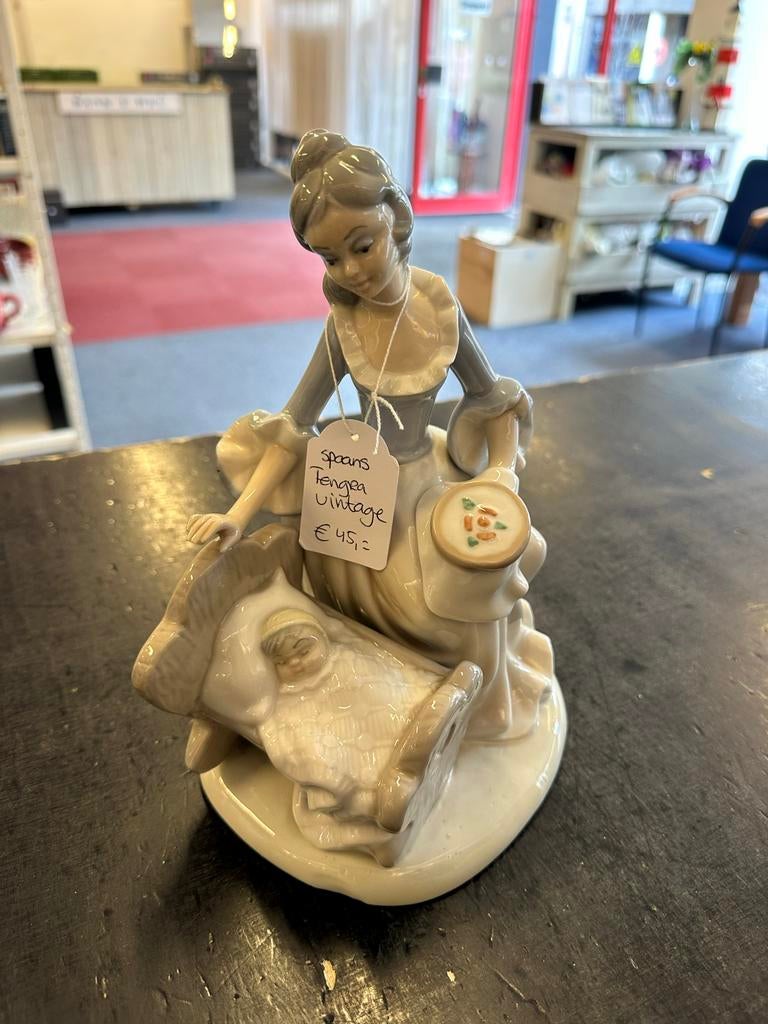 Vintage Spaanse Tengra Beeldje Vrouw met Wieg - H 23,5 cm, Ophalen of Verzenden