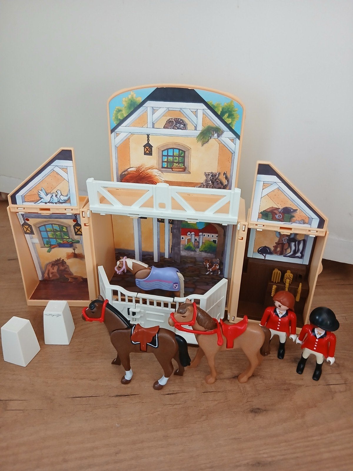 playmobil paardenset met stal 3 paarden en 2 poppetjes, Ophalen of Verzenden, Zo goed als nieuw