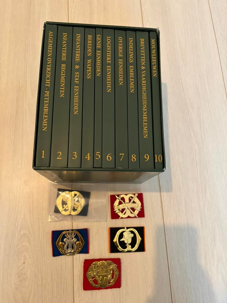 Zeldzame baretemblemen ruilen tegen Indische KMA Cadetten, Verzamelen, Ophalen, Landmacht, Nederland, Embleem of Badge
