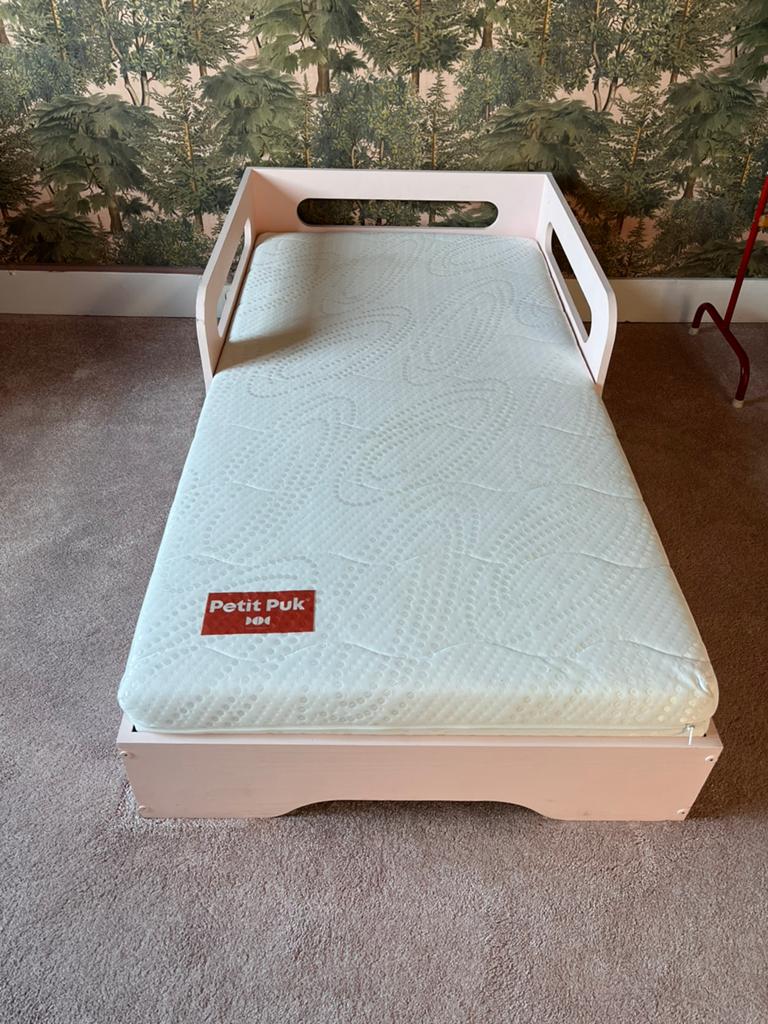 Petite puk peuterbed | 140x70 | €150,-, Ophalen of Verzenden, Zo goed als nieuw, 140 tot 160 cm, 70 tot 85 cm