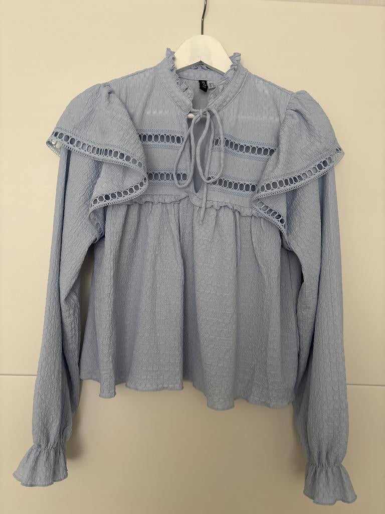 Lichtblauwe blouse met ruches en opengewerkte details, Ophalen of Verzenden, Zo goed als nieuw, Maat 36 (S), Blauw