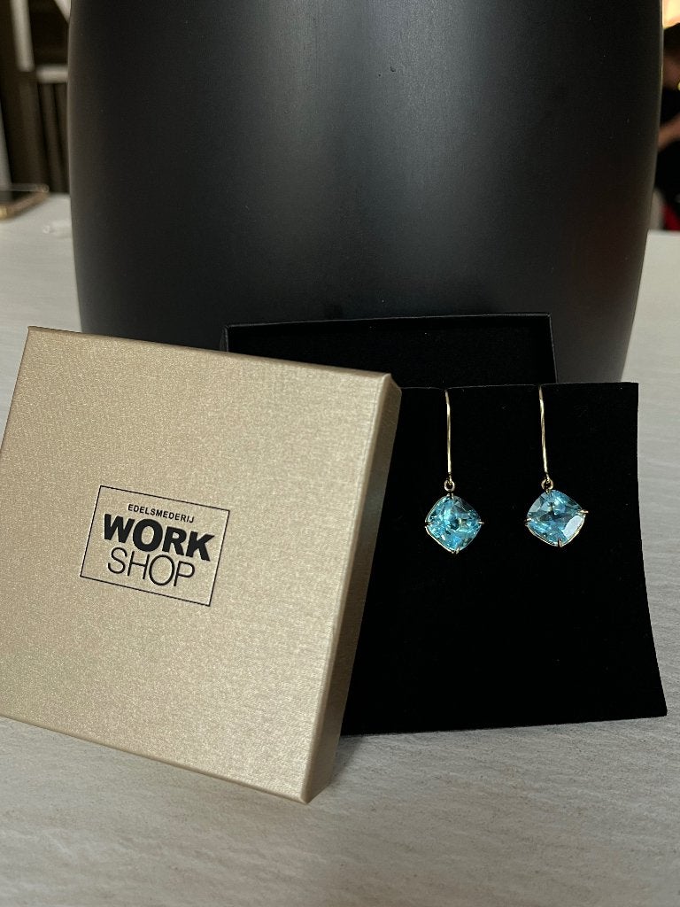 Gouden oorbellen met blauwe topaas:handgemaakt door edelsmid, Hangers, Blauw, Nieuw, Ophalen of Verzenden