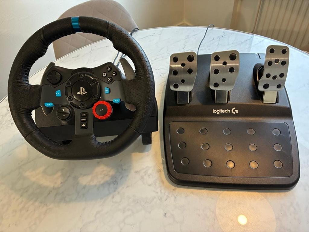Logitech G29 Driving Force Racing Wheel voor PS5/PS4/PC, Racestuur, Force feedback, Zo goed als nieuw, Logitech