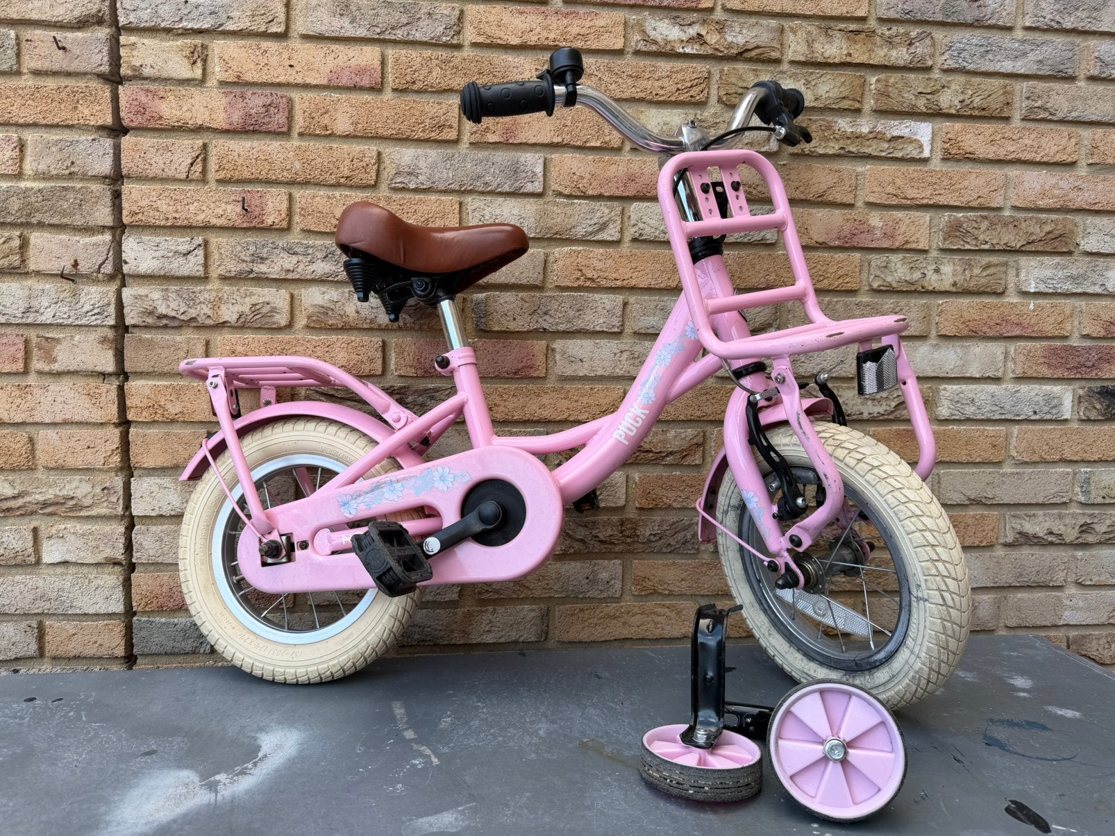 Nogan Puck Kinderfiets 12 inch roze met zijwieltjes, Ophalen, Gebruikt, Minder dan 16 inch, Zijwieltjes