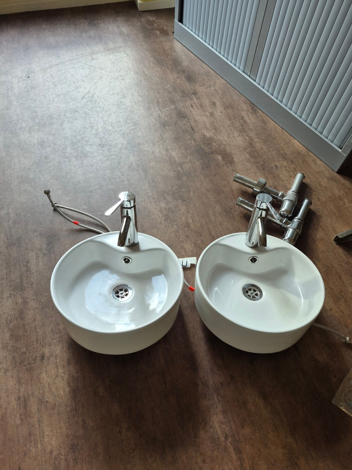 2 waskommen met kraan en sifon met 2 planken, Ophalen, Chroom, Wastafel