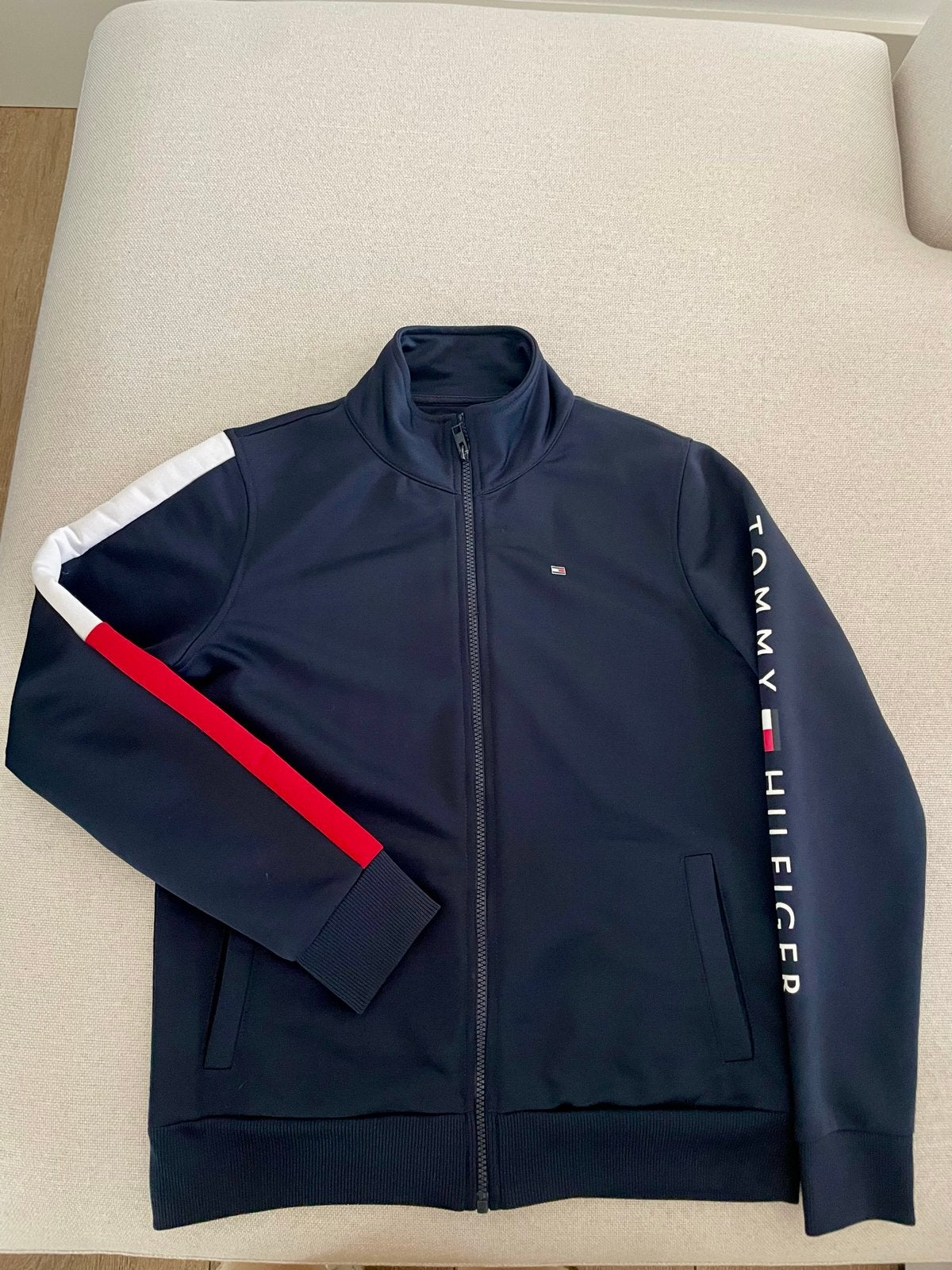 Tommy Hilfiger jongens trainingsjack - Maat 164, Ophalen of Verzenden, Zo goed als nieuw, Jongen, Jas