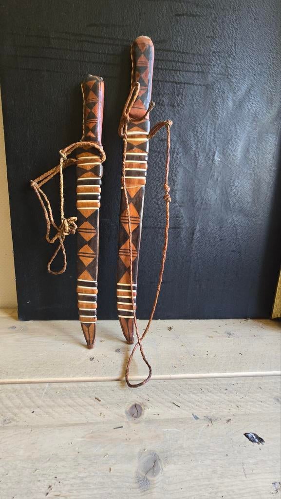 2 Afrikaanse dolken in leer ongeveer 50 cm, Ophalen of Verzenden