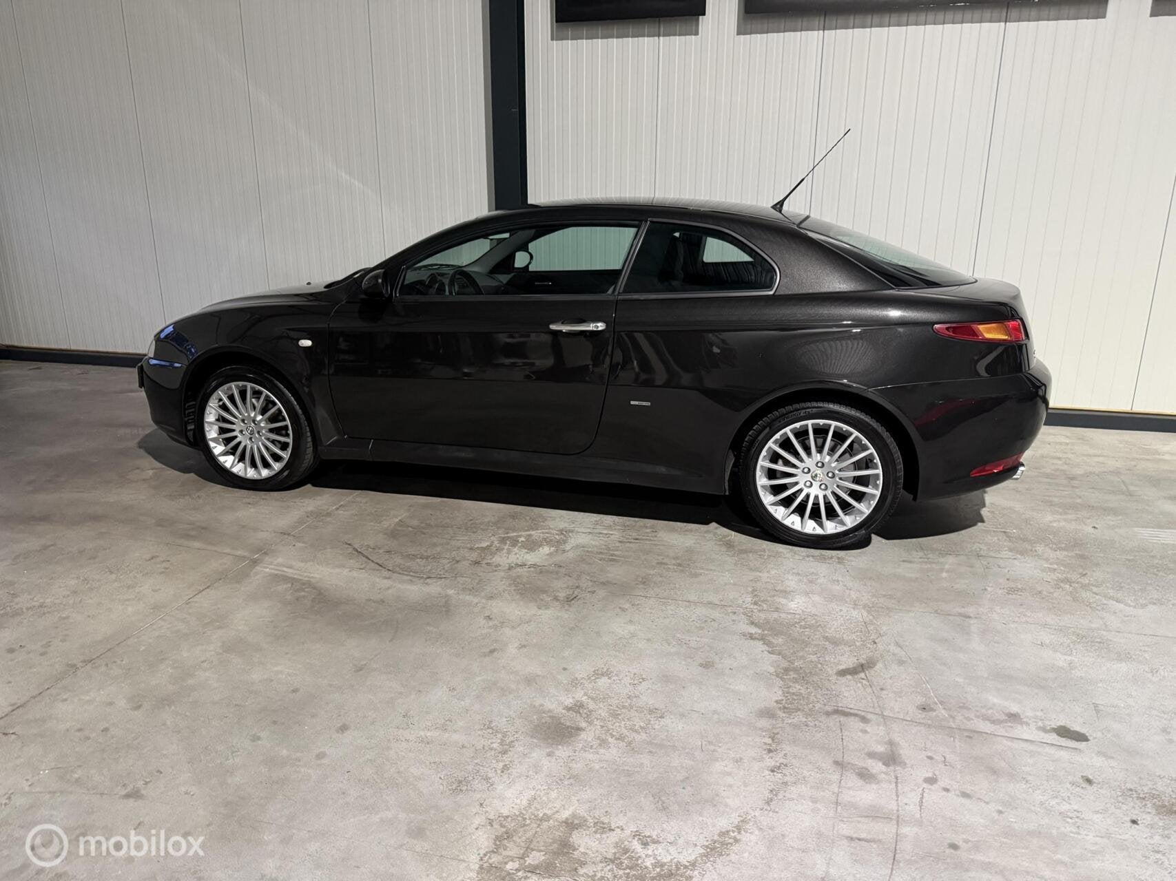 Alfa Romeo GT 2.0 JTS Progression lage km stand, Voorwielaandrijving, Gebruikt, 1295 kg, 400 kg
