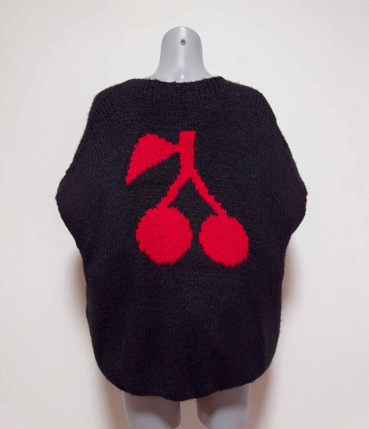 PINKA gebreid strikvest met kersen One Size, Verzenden, Nieuw, Maat 42/44 (L), Zwart