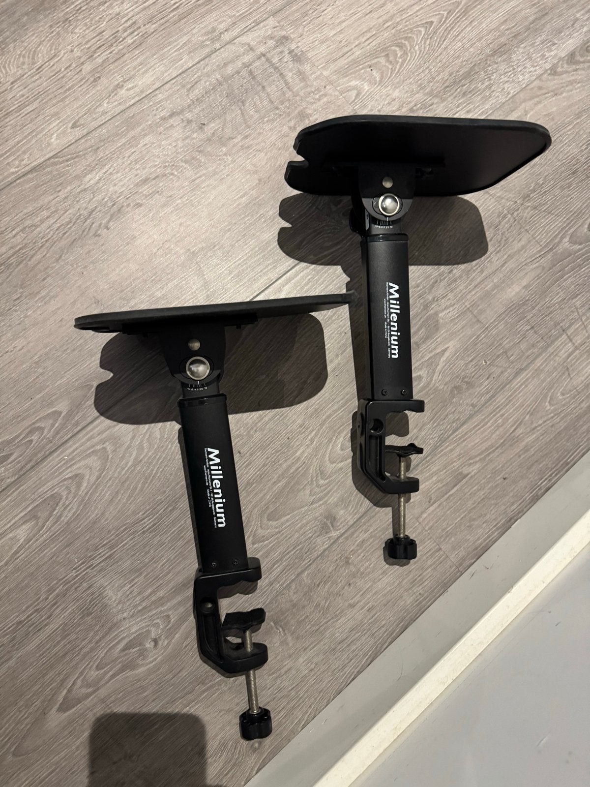 Millenium bureau Monitor Stands (2 stuks), Ophalen of Verzenden, Zo goed als nieuw, Instrumentstandaard, Drums of Percussie