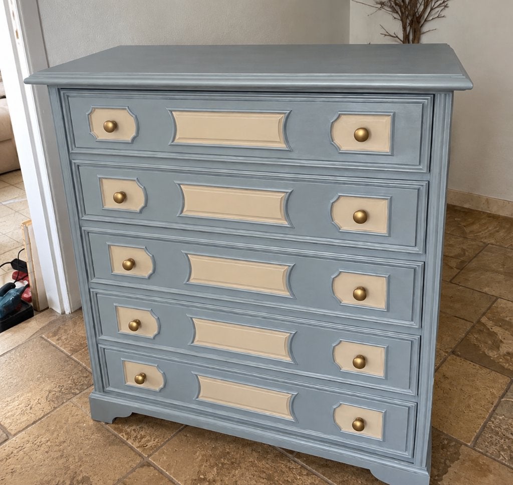 Gerestylede vintage ladekast blauwgrijs, crème & messing, Antiek, 100 tot 150 cm, Zo goed als nieuw, 3 of 4 laden