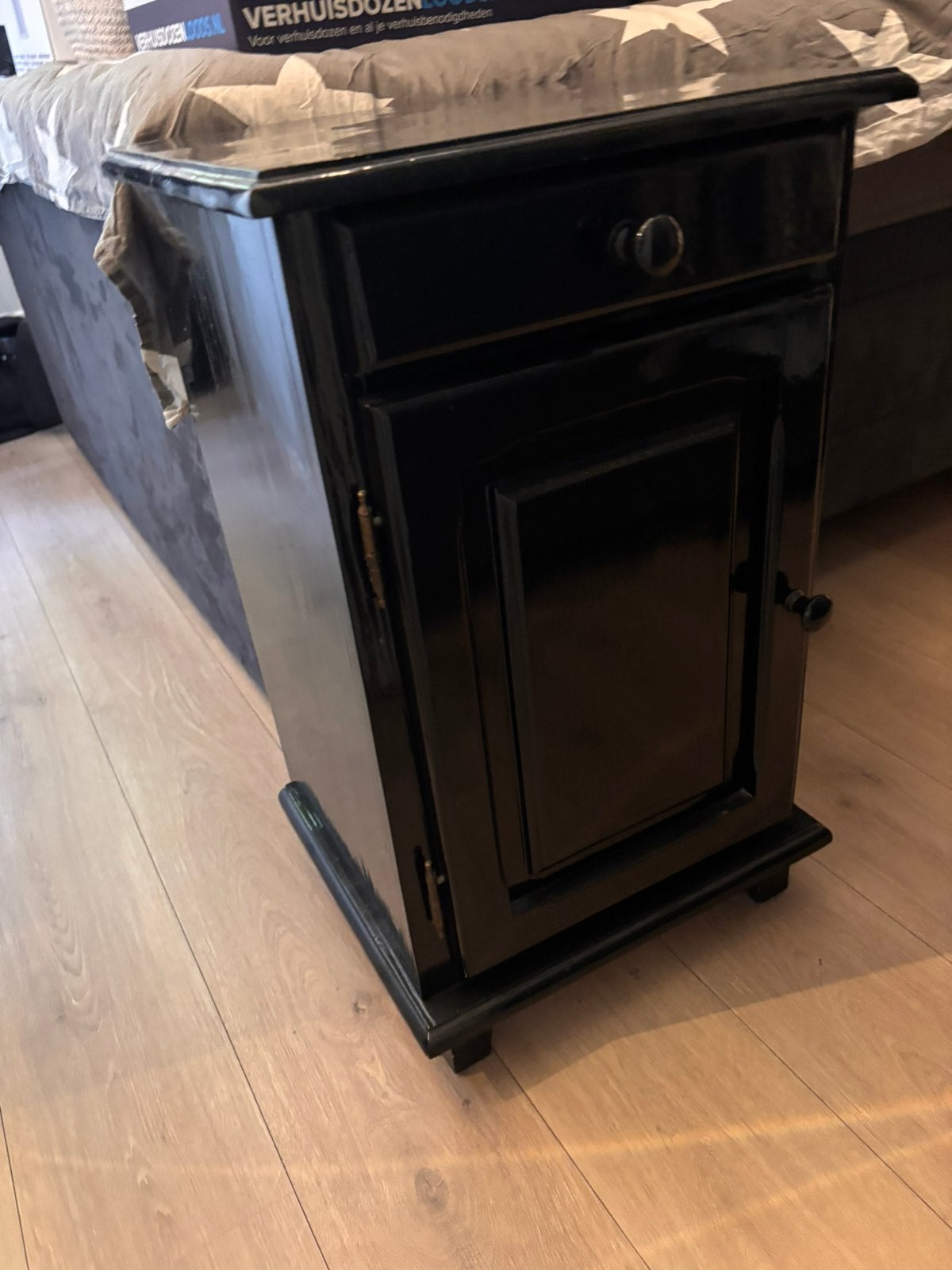 Zwart geschilderd nachtkastje, Huis en Inrichting, Slaapkamer | Nachtkastjes, Ophalen, Minder dan 45 cm