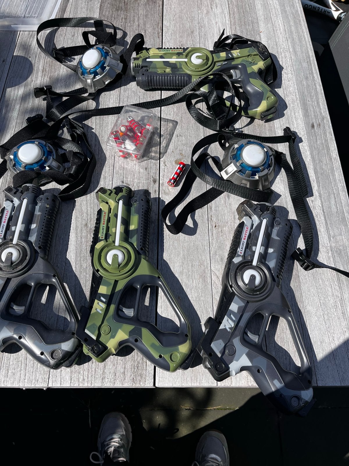 Lasergame set met 4 geweren en 4 vesten, Kinderen en Baby's, Speelgoed | Buiten | Actiespeelgoed, Ophalen, Gebruikt