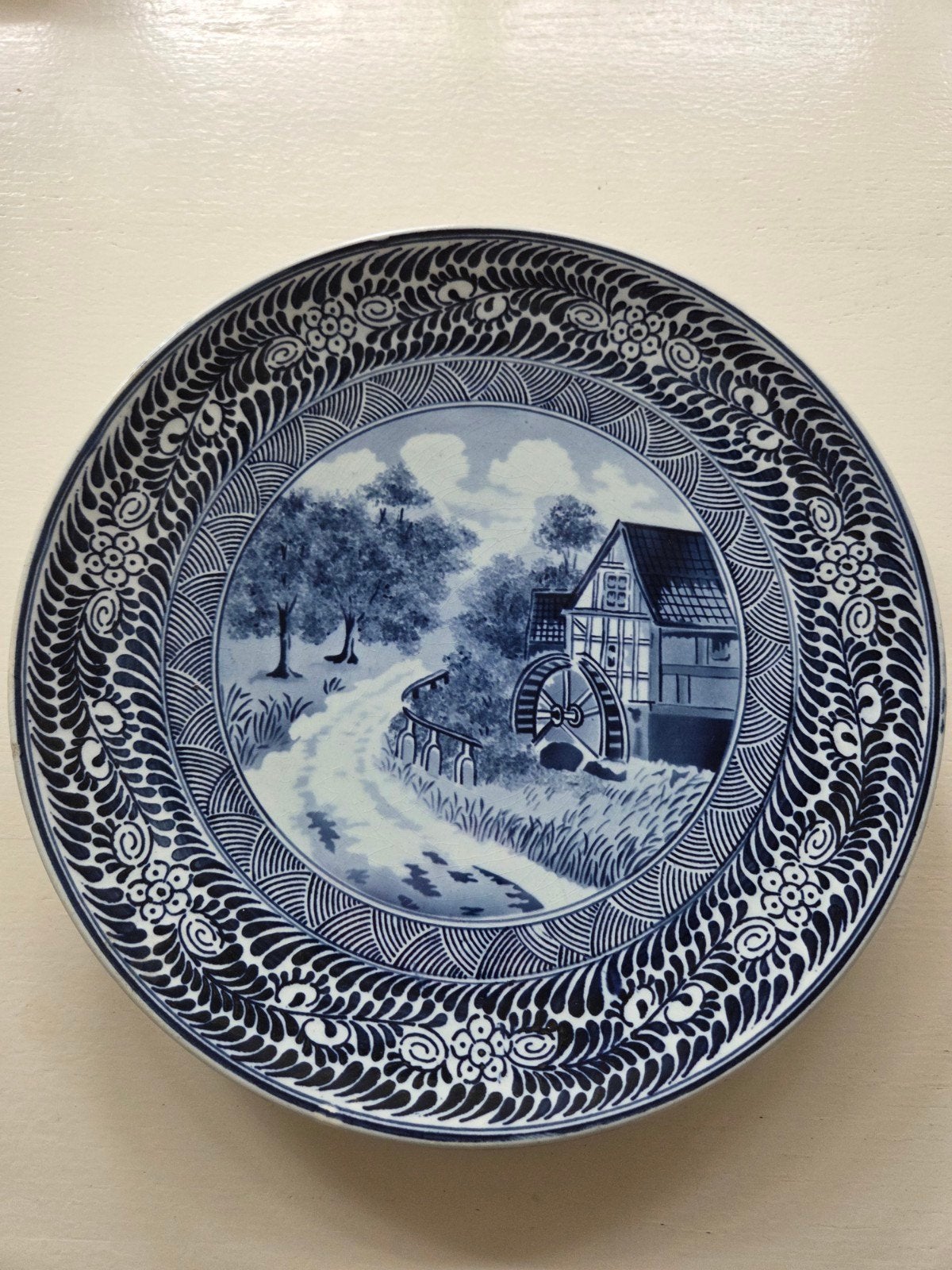 Antiek blauw-wit sierbord met watermolenlandschap, Ophalen of Verzenden
