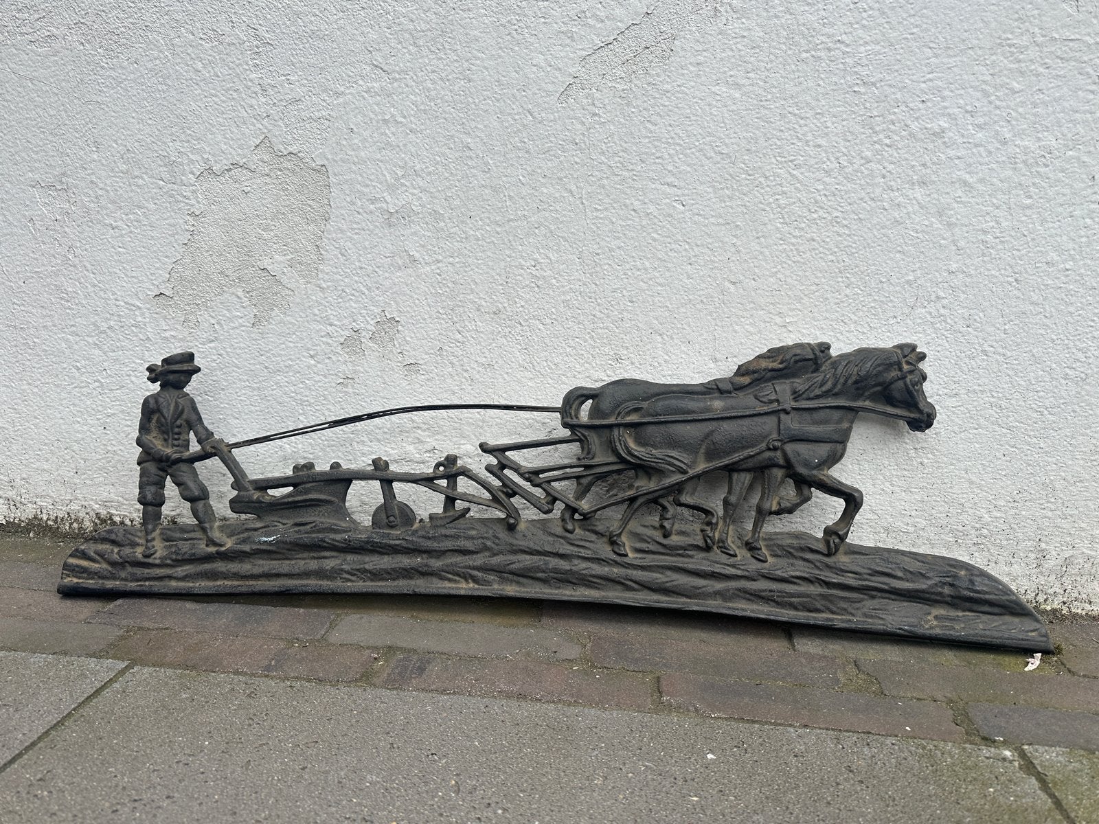 Antiek gietijzeren reliëf: Boer met paarden en ploeg, Ophalen, 50 - 100 cm, Wanddecoratie, Europa