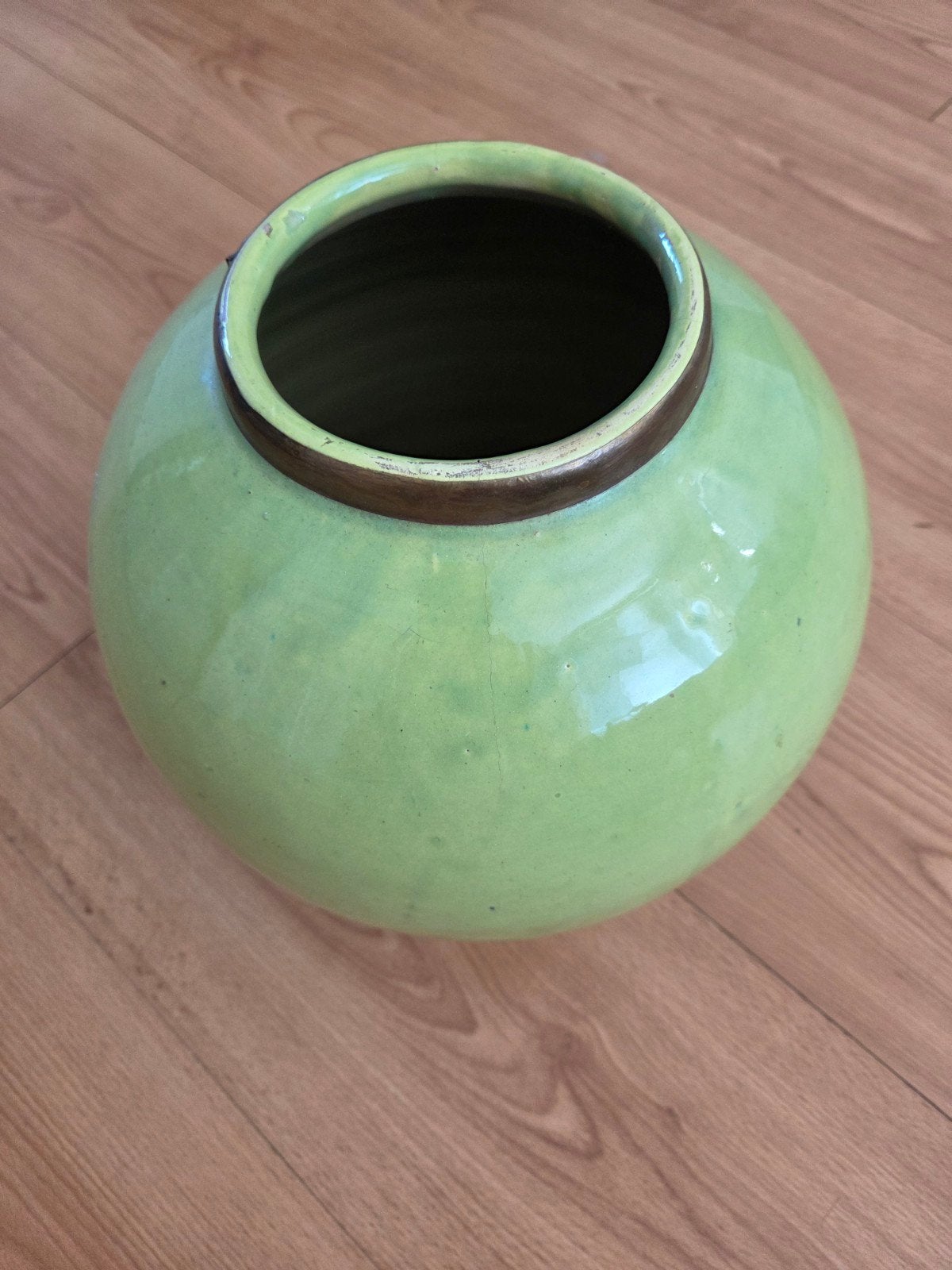 Grote lime groene aardewerken pot met bronzen rand, Ophalen of Verzenden