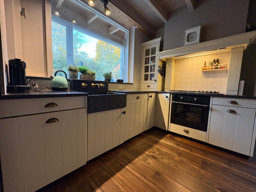 Crème landelijke keuken – AEG oven, Bosch vaatwasser & Novy, Ophalen, Gebruikt, Hoekkeuken, Graniet of Steen