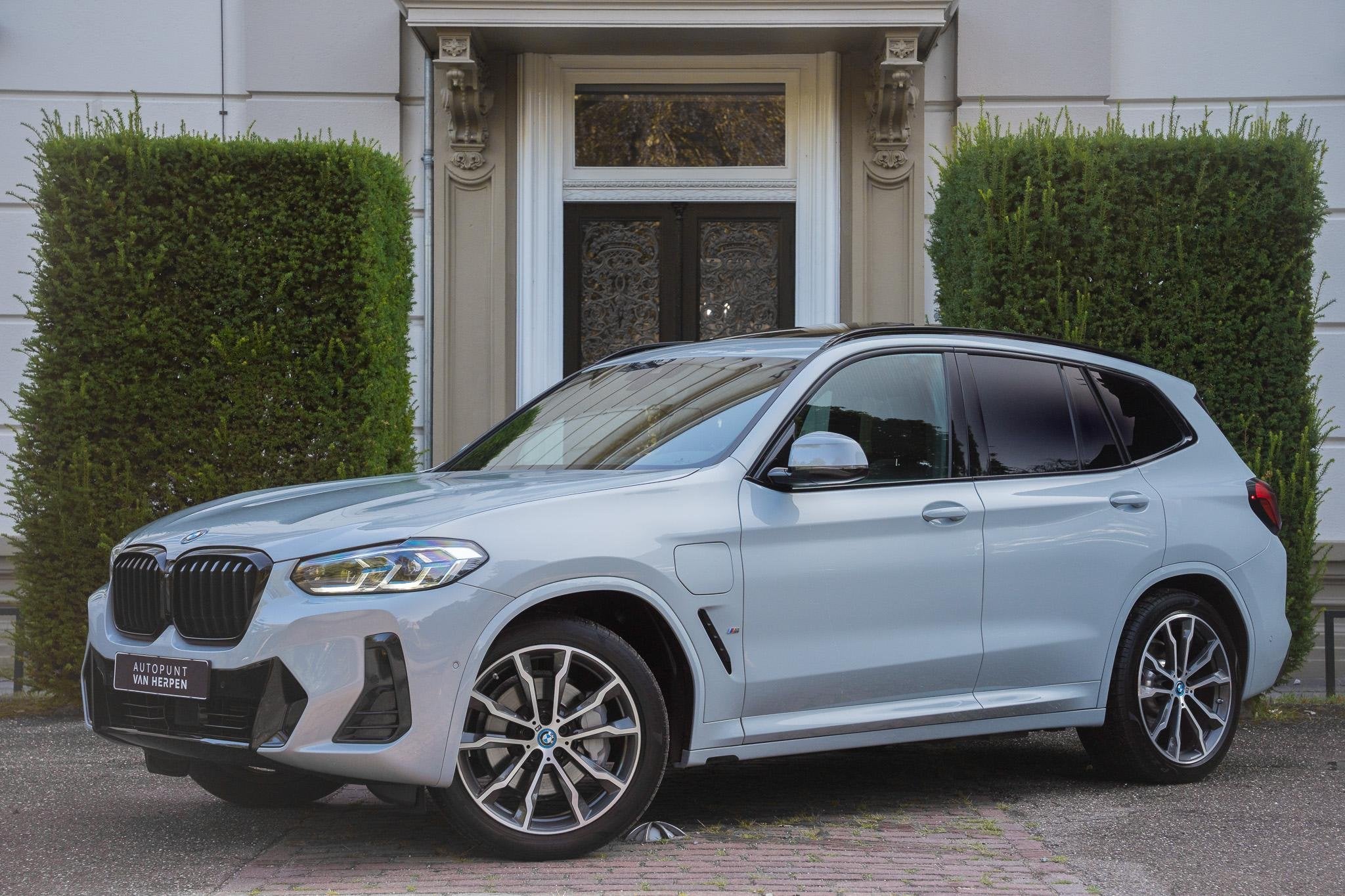 BMW X3 xDrive30e High Executive TREKHAAK | PANO | KEYLESS |, Auto's, Gebruikt, 4 cilinders, 2000 kg, Bedrijf