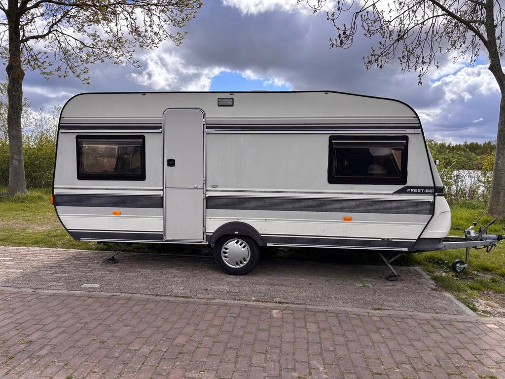 Hobby 495 Prestige caravan, Standaardzit, Hobby, Koelkast, Omvormbare zithoek