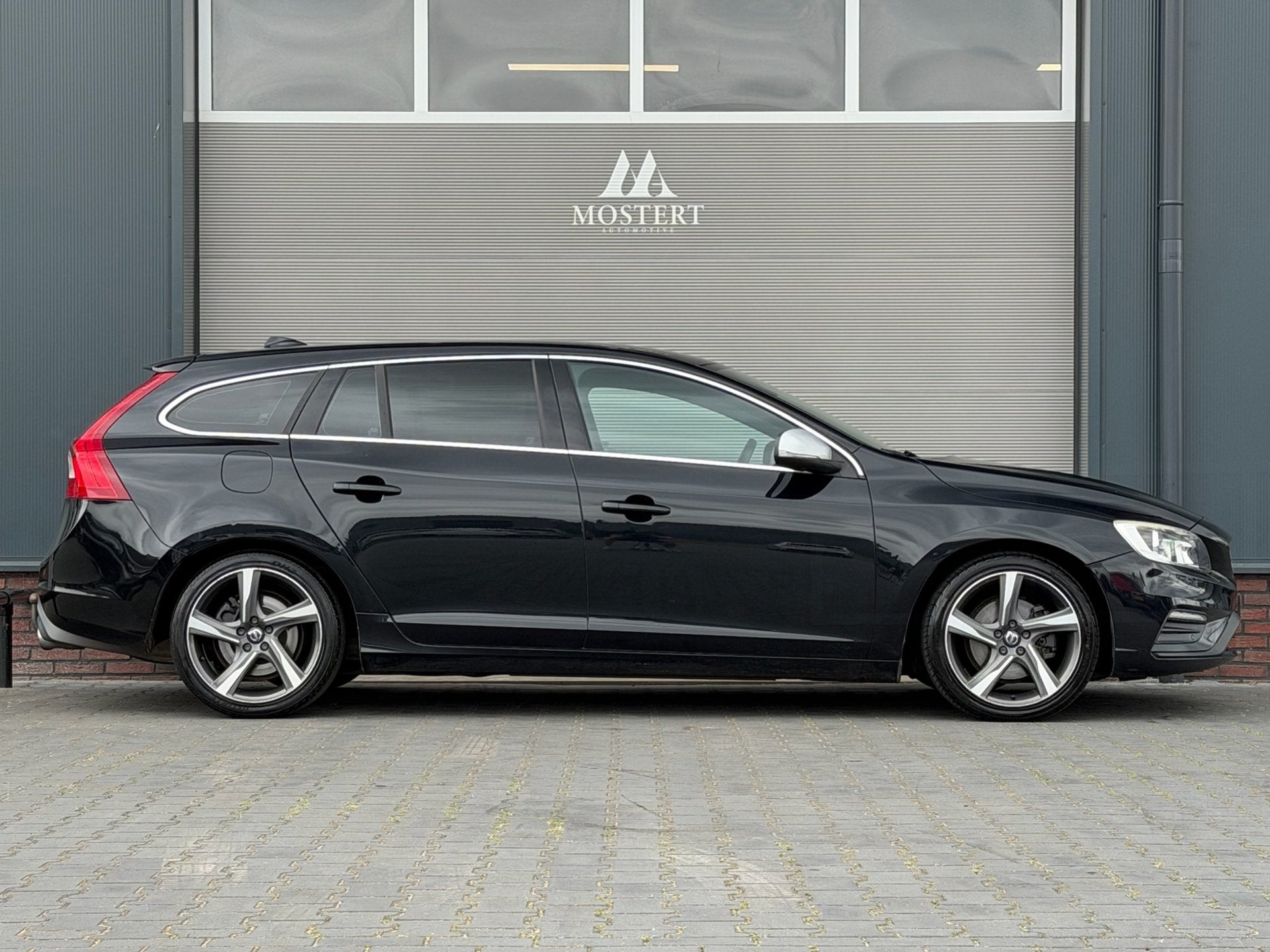 Volvo V60 1.6/150pk T3 R-Design|2015|NAP|Automaat|Trekhaak|N, Gebruikt, Zwart, 4 cilinders, 150 pk