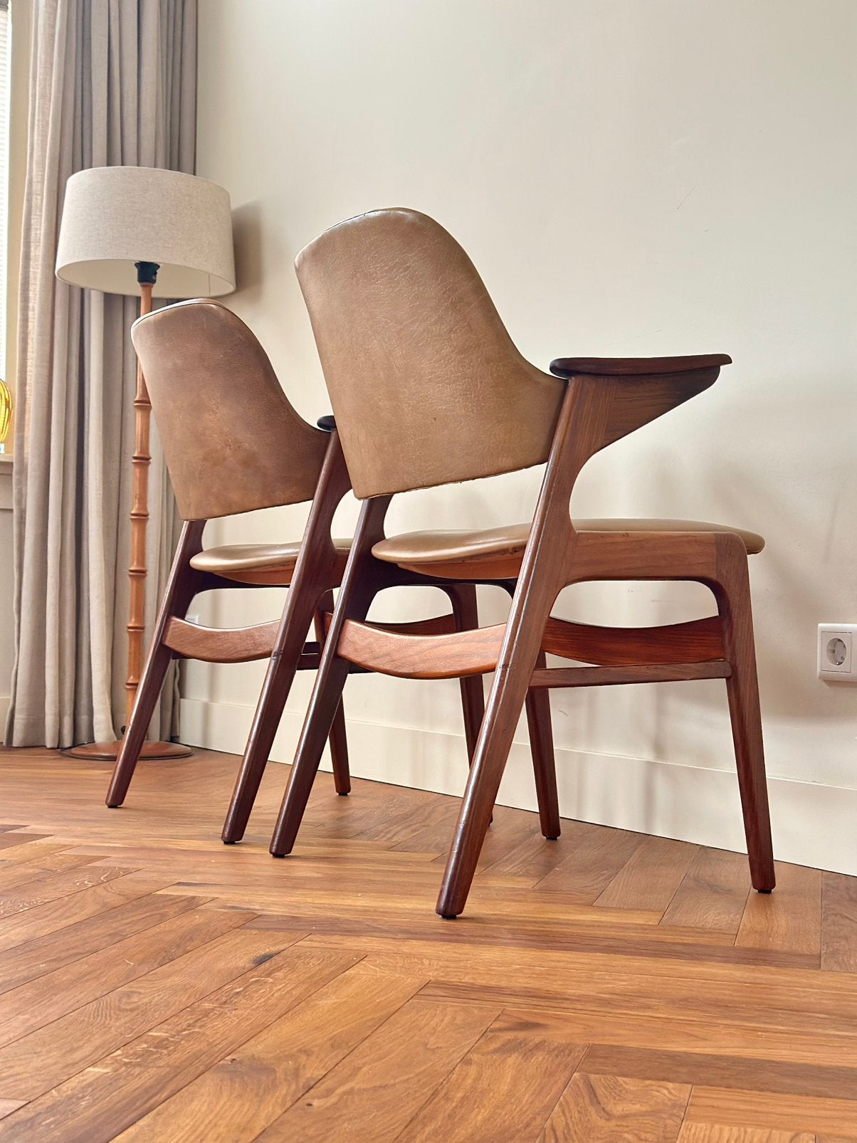 Set 2 vintage stoelen Louis van Teeffelen jaren 50/60/70, Huis en Inrichting, Stoelen, Gebruikt, Twee, Hout, Kunststof, Leer, Bruin