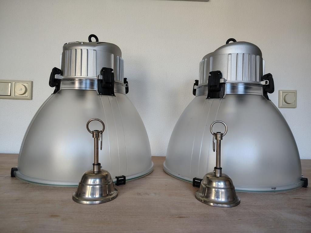 Grote kunststof lampen met glazen plaat (2 stuks) € 30,-, Huis en Inrichting, Lampen | Hanglampen, Gebruikt, Minder dan 50 cm