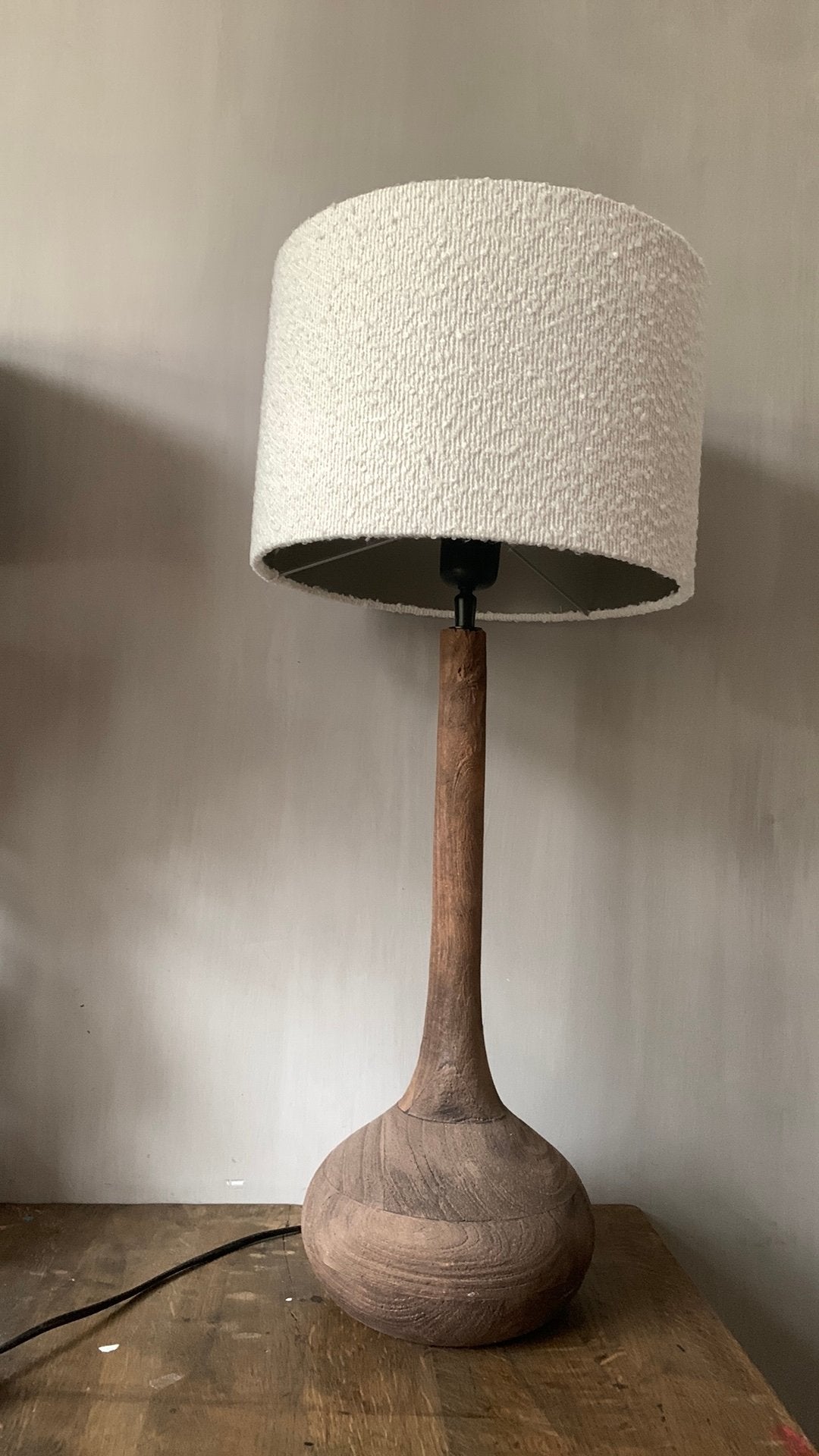 Landelijk hout lampenvoet creme boucle kap lamp tafellamp, Huis en Inrichting, Lampen | Tafellampen, 50 tot 75 cm, Zo goed als nieuw