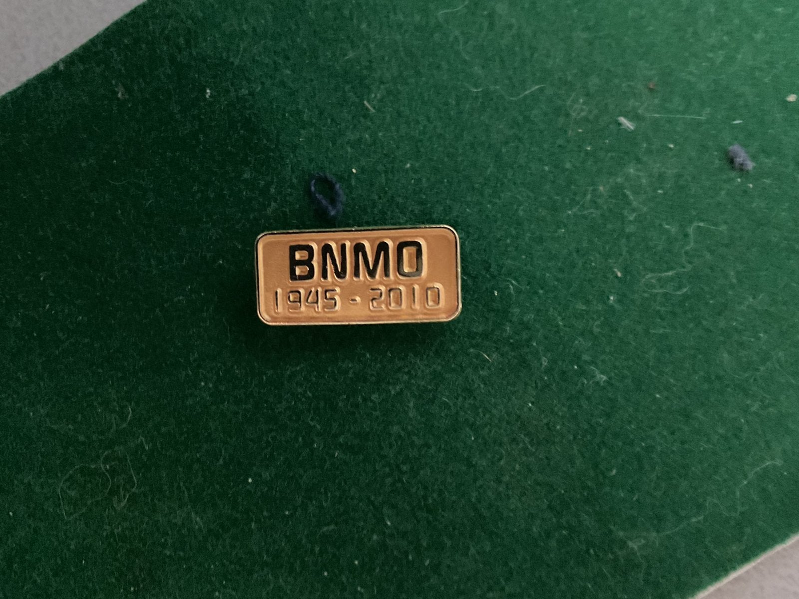 BNMO Speldje 1945-2010 - Gouden Jubileum Pin, Verzamelen, Ophalen of Verzenden, Gebruikt, Overige onderwerpen, Speldje of Pin
