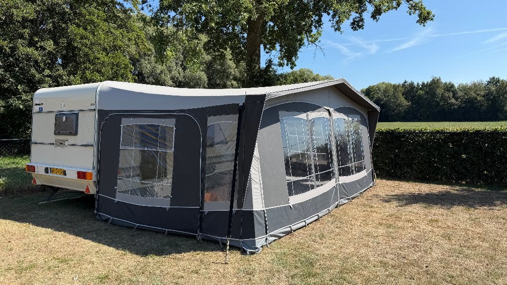 Ruime Bürstner caravan met voortent, slaaptent, luifel etc., Caravans en Kamperen, Treinzit, Particulier, 2 aparte bedden, Bürstner