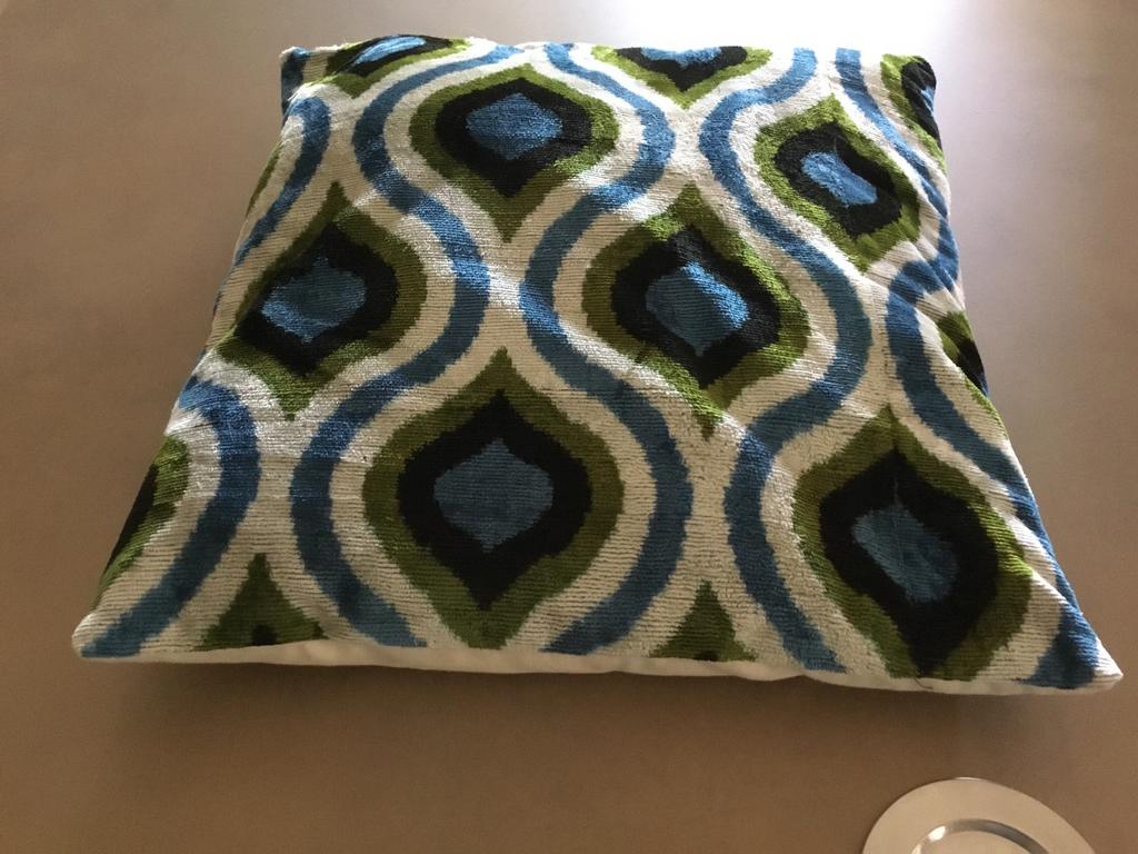 IKAT kussen velours zgan 50x50 heel erg mooi, Ophalen of Verzenden, Zo goed als nieuw, Zilver, Dame