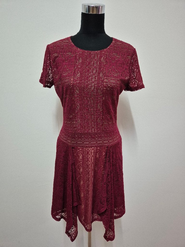 J540 - Wijnrode BCBG Max Azria jurk maat M (1), Kleding | Dames, Jurken, Zo goed als nieuw, Maat 38/40 (M), Onder de knie, Ophalen of Verzenden
