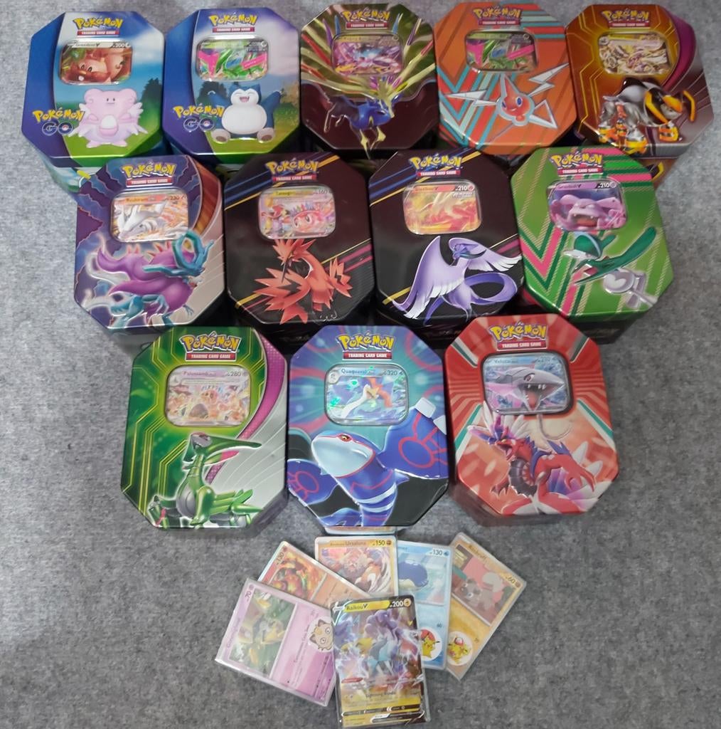 Pokémon blik met 45 kaarten, inclusief 1 hit kaart, Ophalen of Verzenden