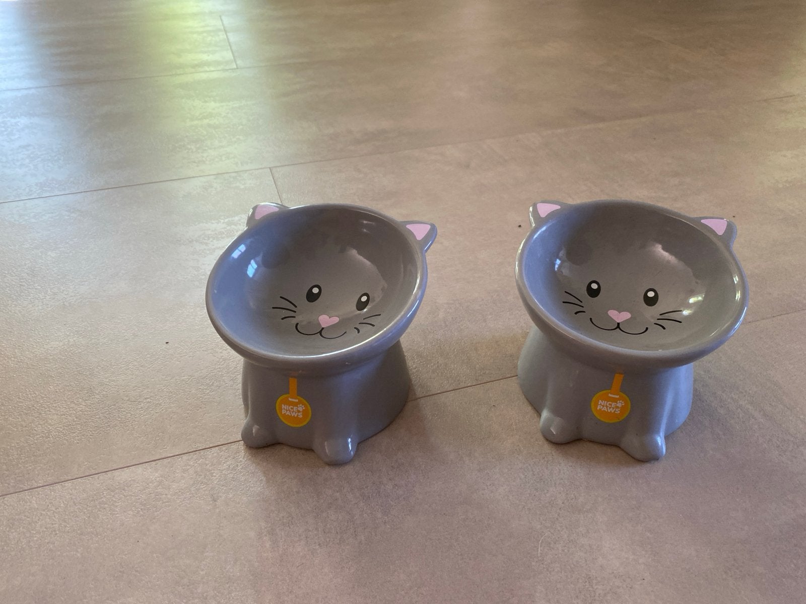 Grijze katten voer bak/schaal staand steen nice paws, Dieren en Toebehoren, Ophalen of Verzenden, Zo goed als nieuw
