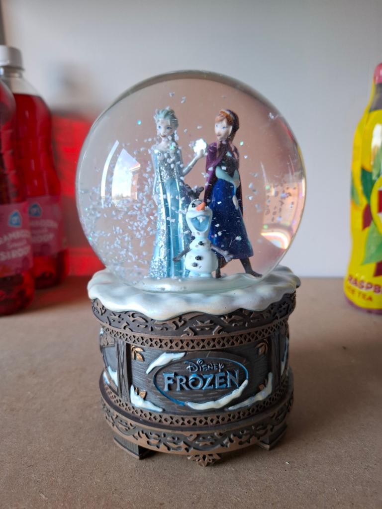 Disney snowglobe frozen met doos, Verzamelen, Disney, Ophalen, Overige figuren, Zo goed als nieuw, Beeldje of Figuurtje