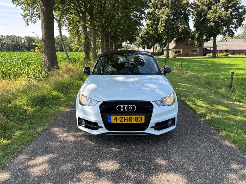 Audi A1 1.2 TFSI S-Line | Navigatie | 5-deurs | Licht metaal, Keurmerk '100% Onderhouden', 86 pk, 4 cilinders, Wit