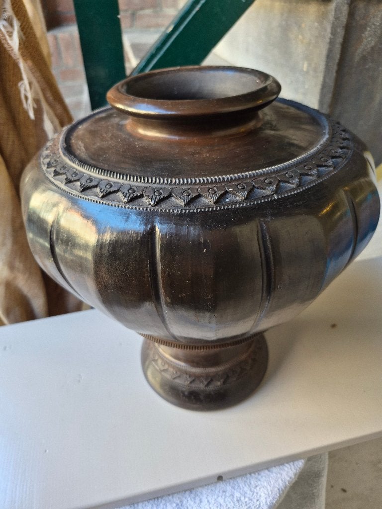 Aziatische terracotta vaas, uit India, Nepal of India antiek, Ophalen, Gebruikt, Handgemaakt, Zwart