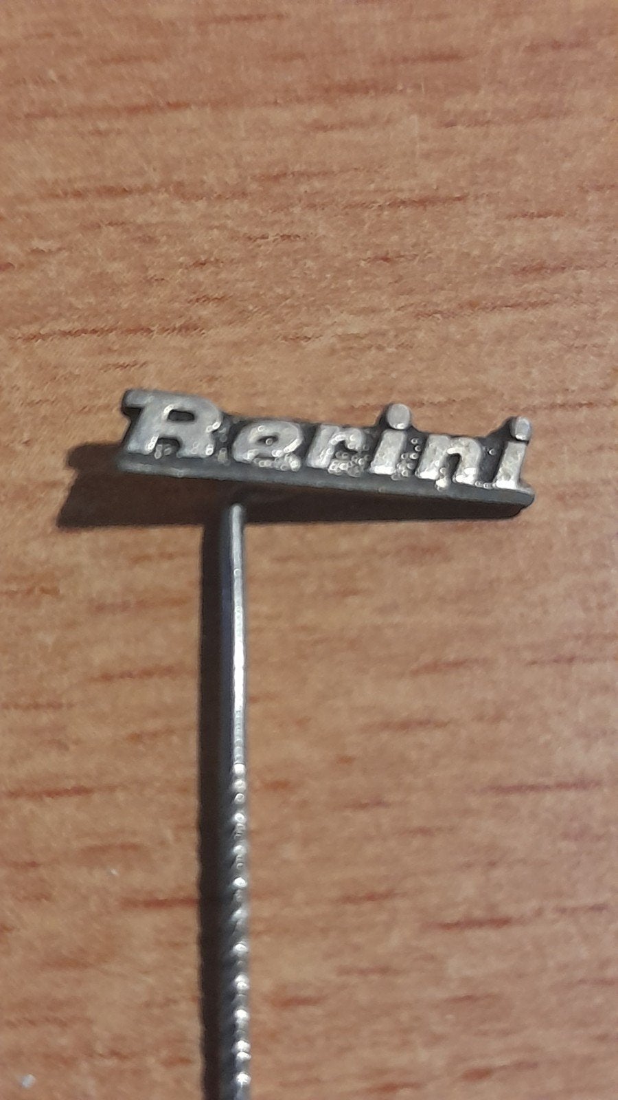 Vintage Berini Speldje/Pin - Bromfiets Merk, Verzamelen, Speldjes, Pins en Buttons, Verzenden, Gebruikt, Merk, Speldje of Pin