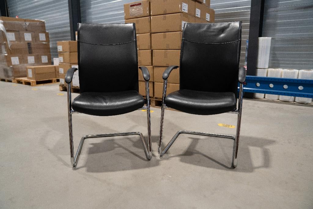 Stijlvolle vergaderstoelen in zwart (kunst)leer, Huis en Inrichting, Stoelen, Ophalen, Gebruikt, Zwart, Zwart (kunst)leer met een strak verchroomd sledeframe.