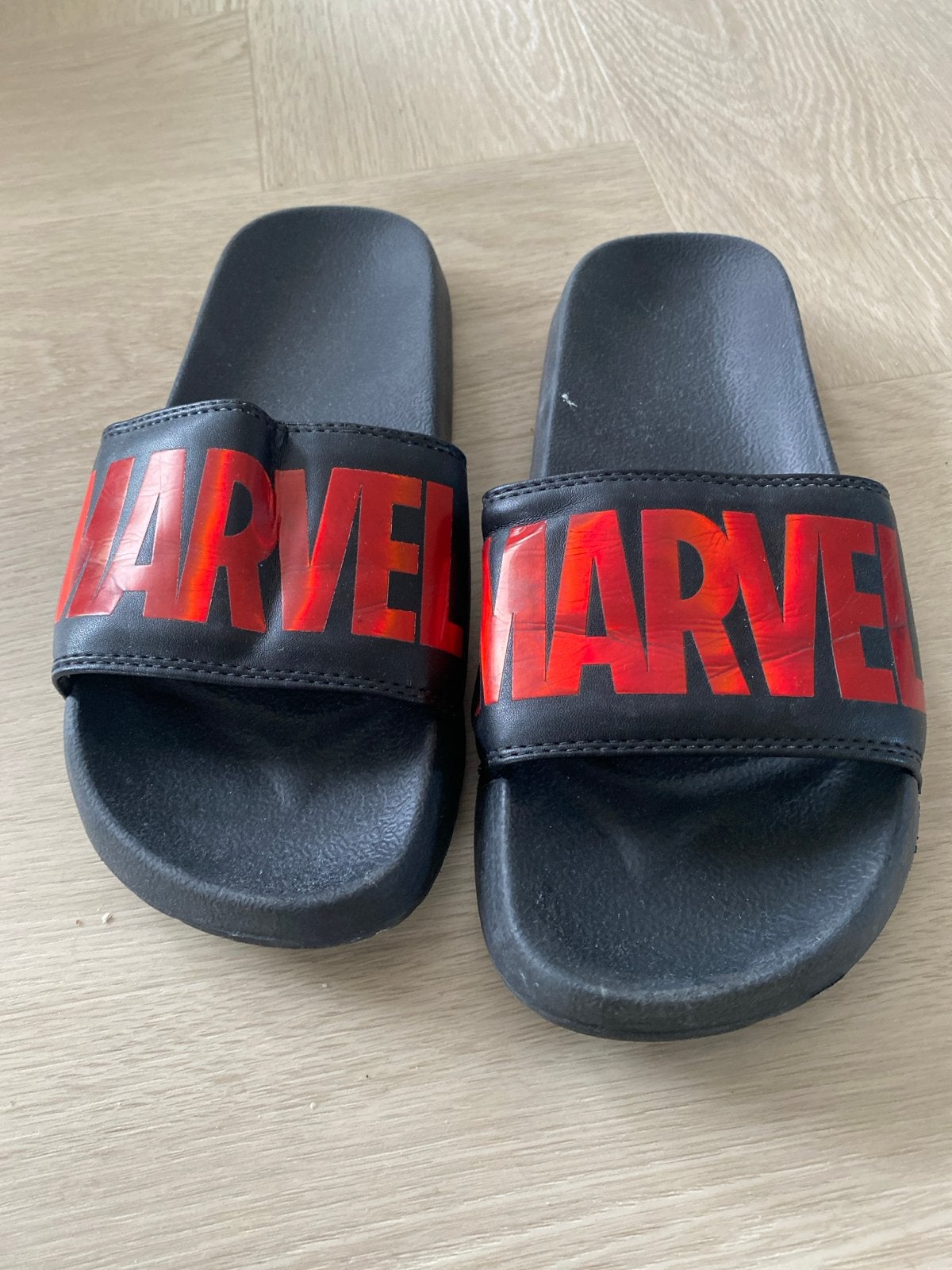 Gratis Marvel slippers maat 38/39, weinig gebruikt, Ophalen, Zo goed als nieuw, Zwart, Slippers